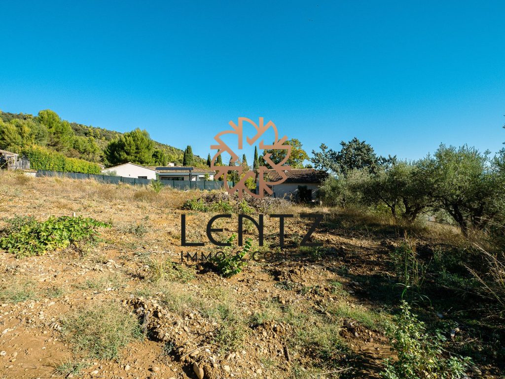 Terrain 666 m² · à Corbières-en-Provence · 178 000 €